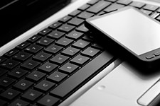 メールで浮気相手と連絡