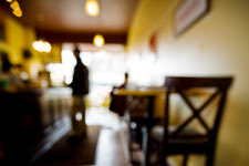 飲食店で浮気相手と待ち合わせ