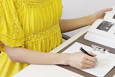 離婚へ向けて準備する女性