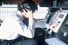 盗聴電波を探す探偵